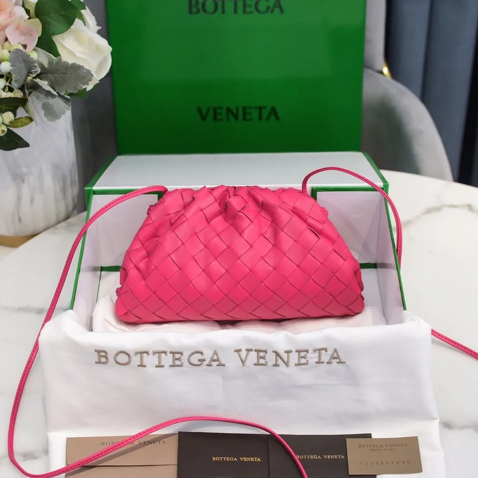Batch 1260 large grid weaving The pouch cloud bag is the first series designed by former Celine designer Daniel Lee after joining BV. The upper body is extremely ecstatic ~ fashionable and classy ~ elegant and concise, lazy and intellectual size: 23*13*8 [Little Cloud Rough Weave#]